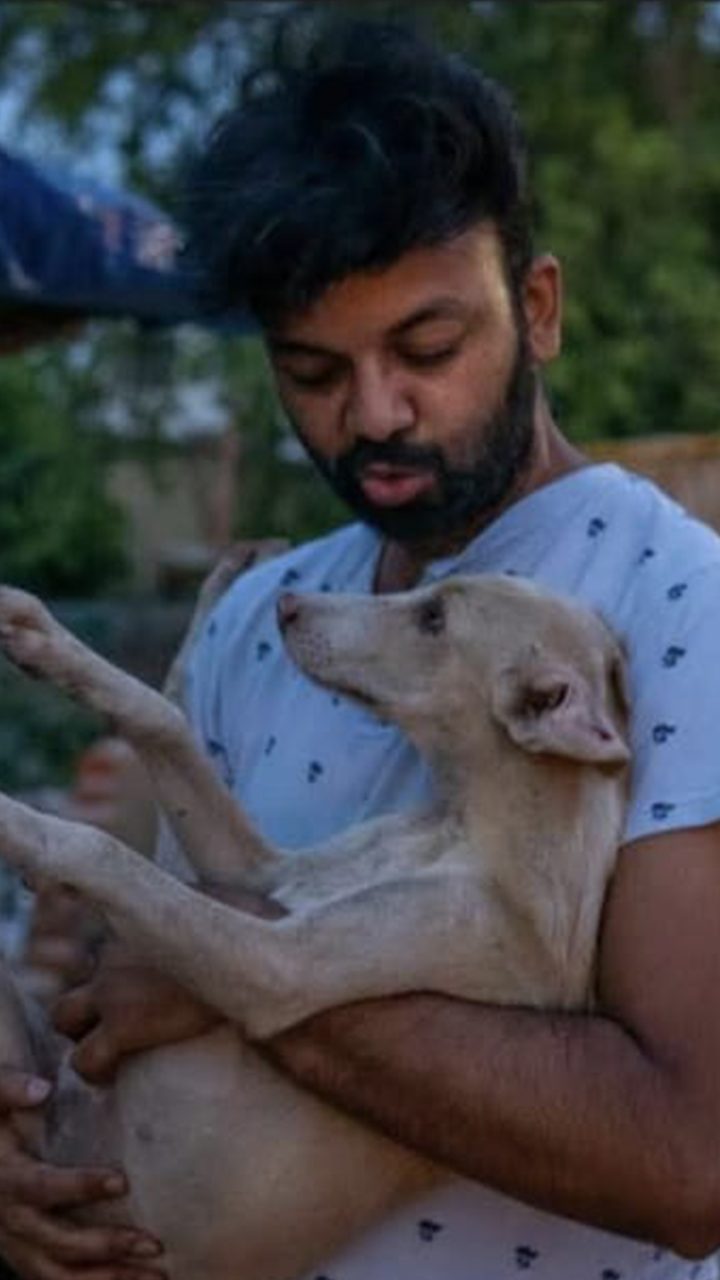अनुभव गुप्ता एक बचाए गए कुत्ते के साथ